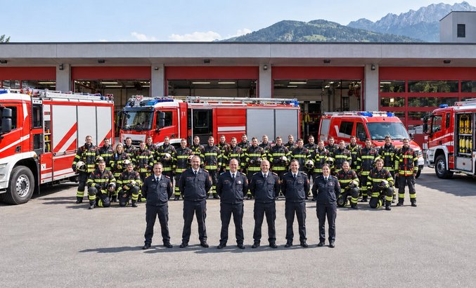 Mannschaftsfoto vor dem Feuerwehrhaus